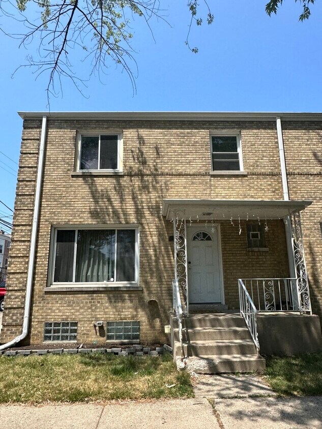 Foto principal - 2346 W Jarvis Ave