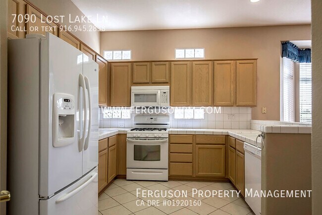 Building Photo - Popular Plumas Model in Sun City Roseville...