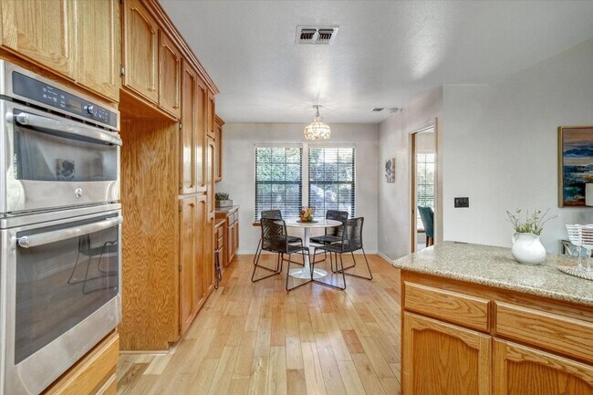 Foto del edificio - Spacious 4 Bedroom Home in Gated Somerset Hills – 3-Car Garage & Large Backyard