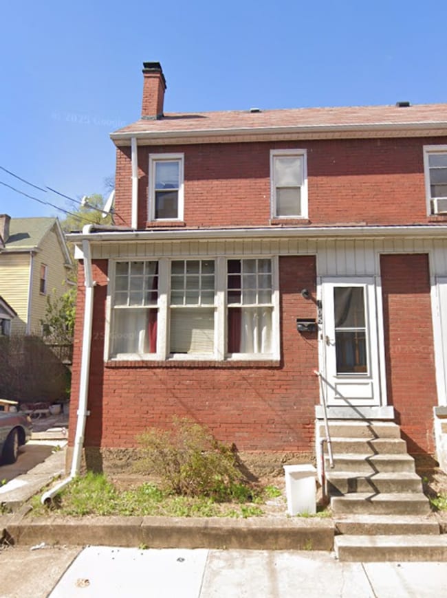 Photo - 105 Court St House