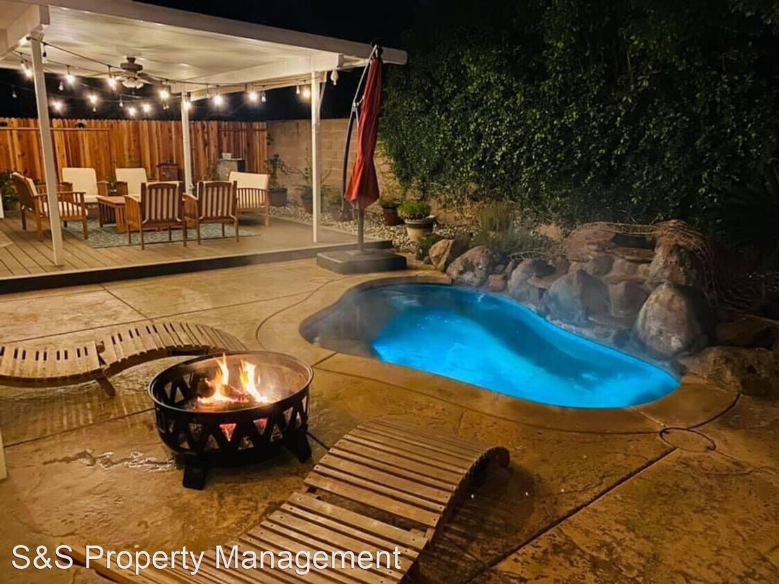 Foto principal - 3 br, 2 bath House - 1542 Steinbeck Drive