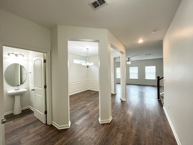 Foto del edificio - Huge home in Spring Hill!