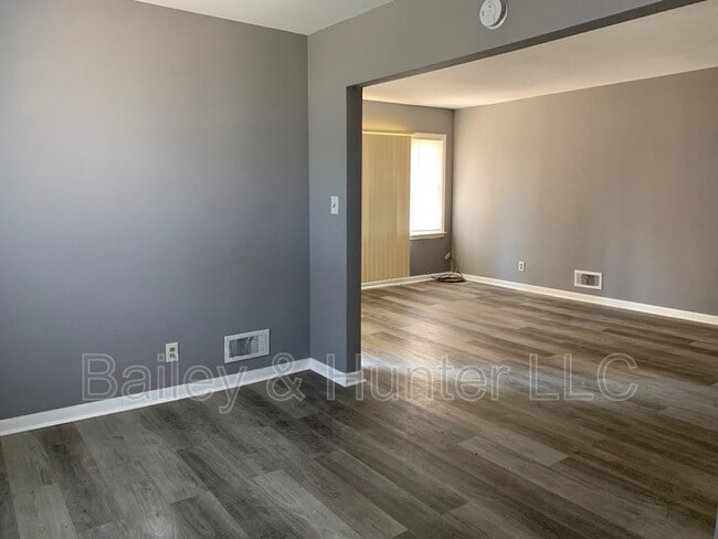 Building Photo - 1421 Adele Ave SW