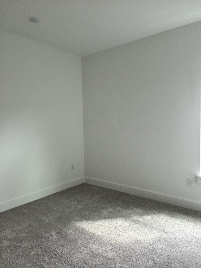 Foto del edificio - 8218 Locksley Rd