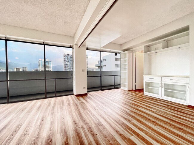 Foto del edificio - Versatile Waikiki 2-Bedroom, 2-Bath Condo with 1 Parking