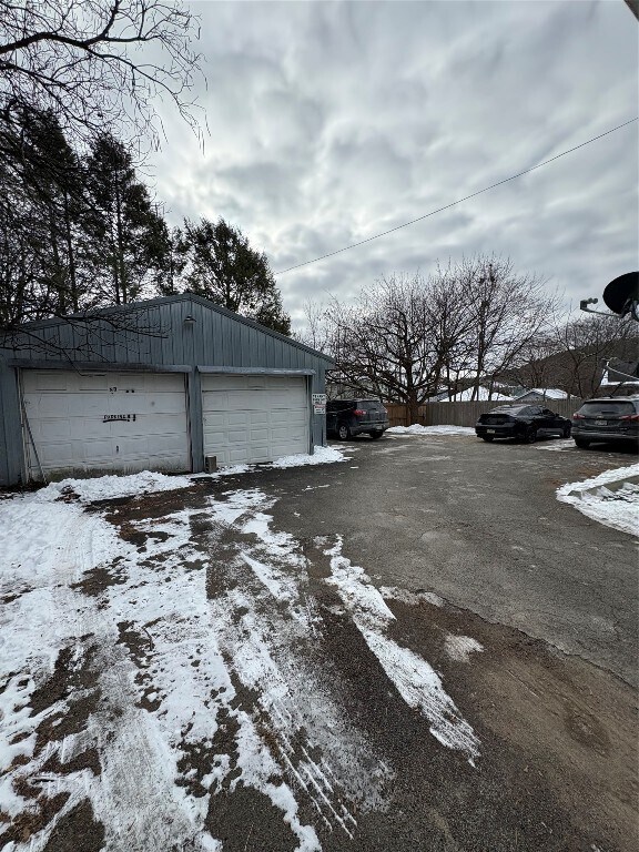 Foto del edificio - 364 Floral Ave