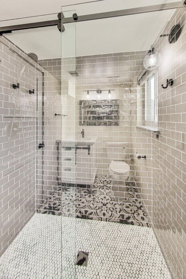 Foto del edificio - Boutique Condo in Bethesda 1+1 Updated Condo & Reserved Parking space
