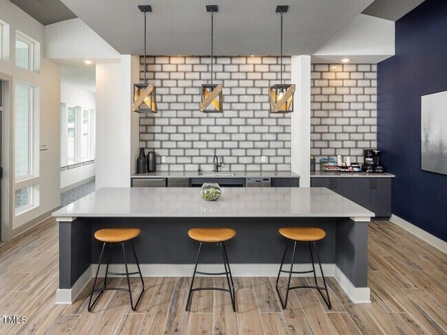 Foto del edificio - 3520 Pinetree Grv Ln