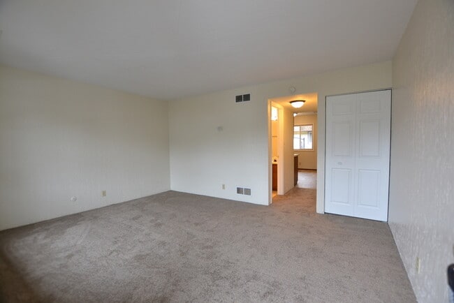 Building Photo - 626 Meadowood Ln