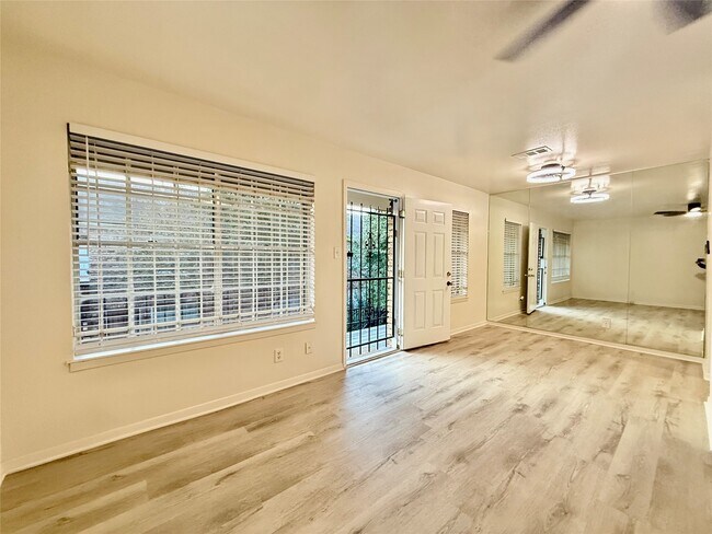 Foto del edificio - 6401 Skyline Dr