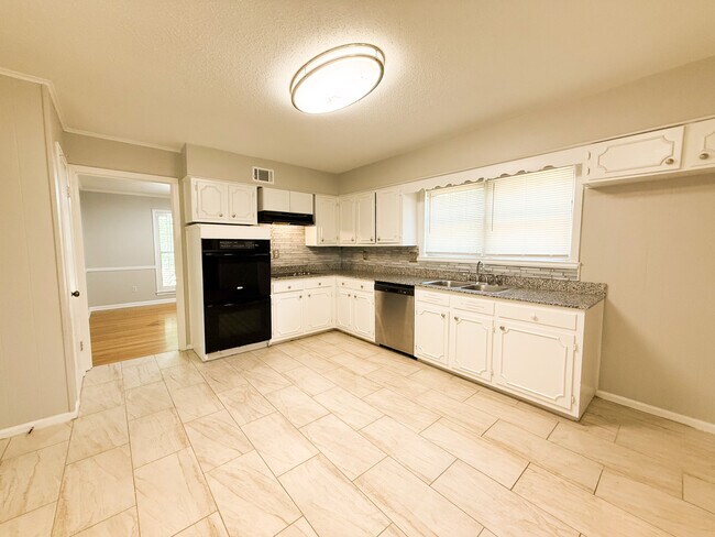 Foto del edificio - 5305 Oak Meadow Ave