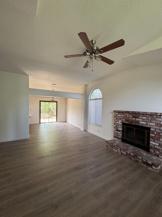Building Photo - 2409 Candlewood Dr
