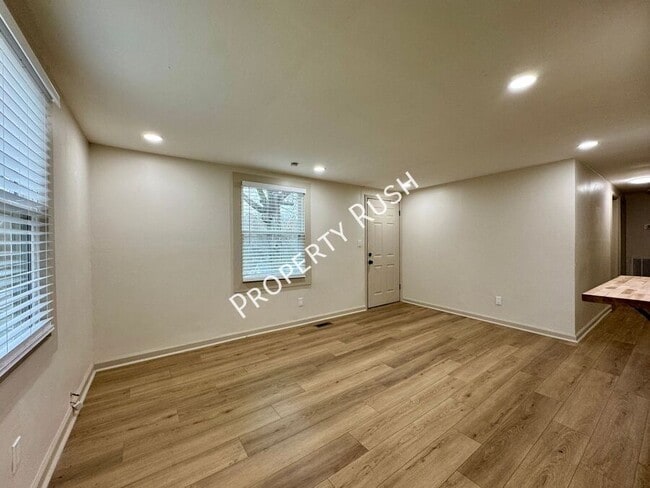 Building Photo - 975 Beason Dr