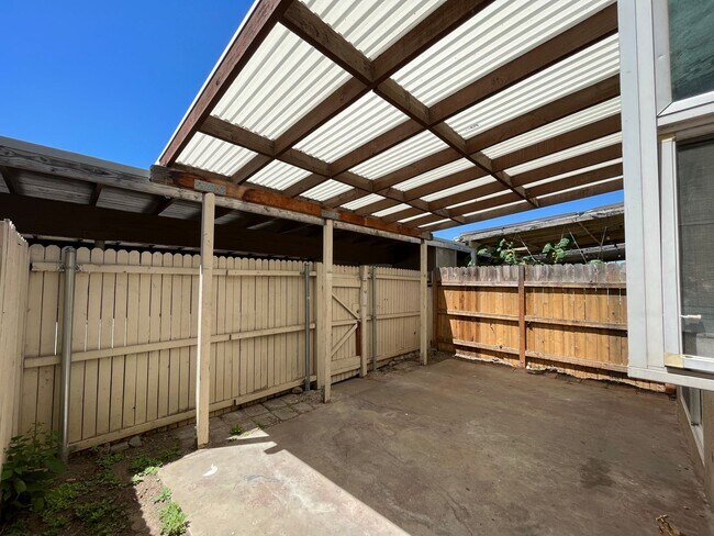Foto del edificio - Lovely 3 Bedroom 1.5 Bath Condo