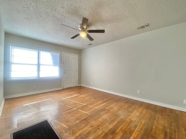 Foto del edificio - 2420 33rd St