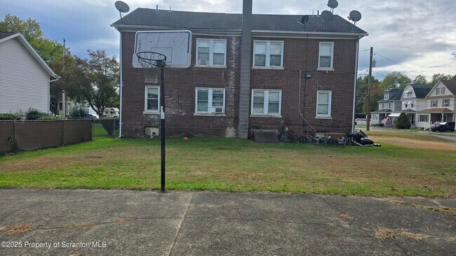 Foto del edificio - 75 Melrose Ave