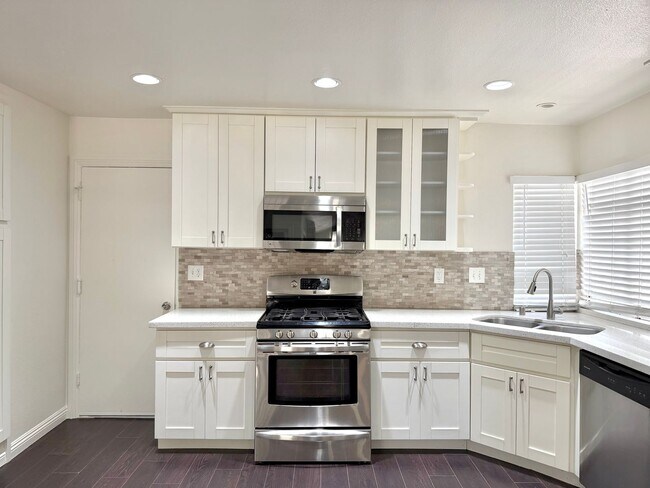 Foto del edificio - Spacious 4 Bedroom Home available In Alta Loma!