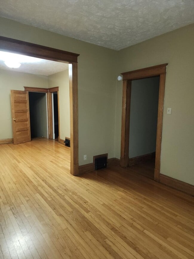 Building Photo - Three Bedroom Villa in Downtown Omaha!