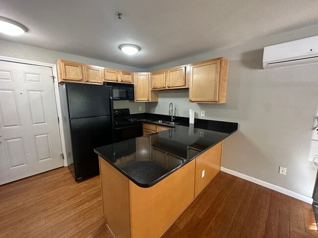Building Photo - Condo on the Hill Available Aug 2026