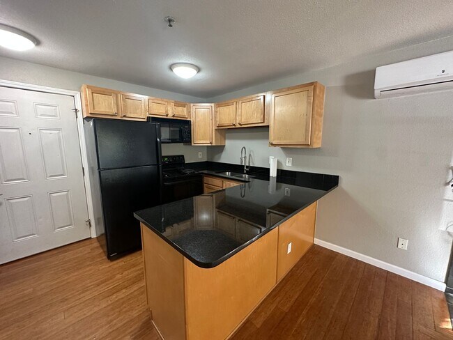 Foto del edificio - Condo on the Hill Available Aug 2026