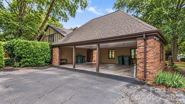Foto del edificio - 7014 Quail Hill Rd