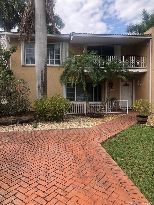 9202 SW 73rd Avrd, Pinecrest, FL 33156 Townhome Rentals in Pinecrest
