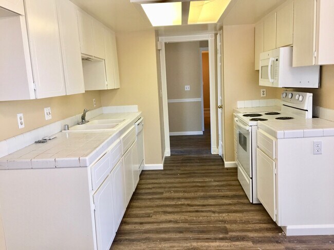 Foto del edificio - $2,250 Ashlan & Fowler, 3 Bedroom - Griffi...