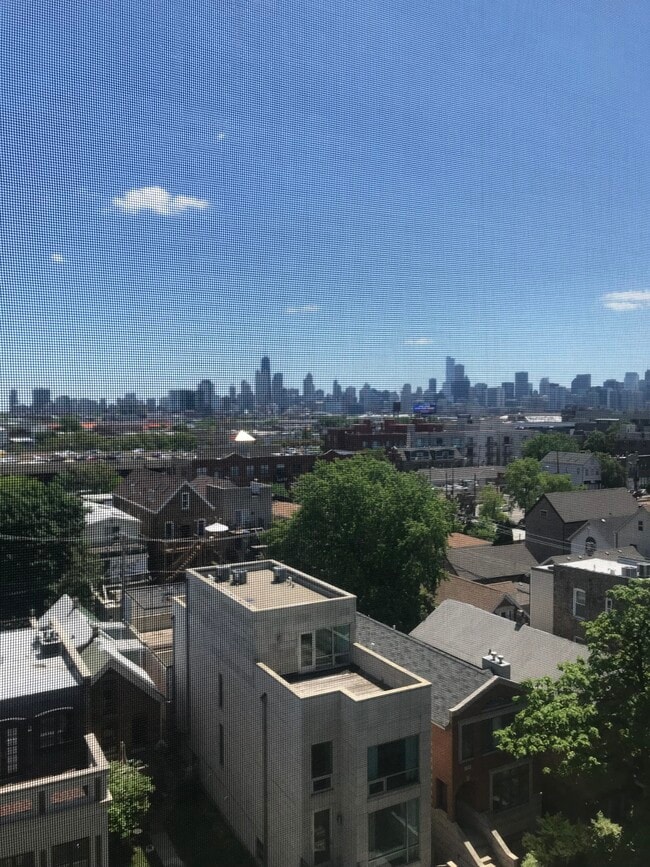Amazing city skyline views - 1720 N Marshfield Ave