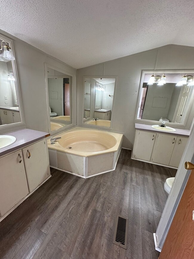 Building Photo - 532 Harbor Dr