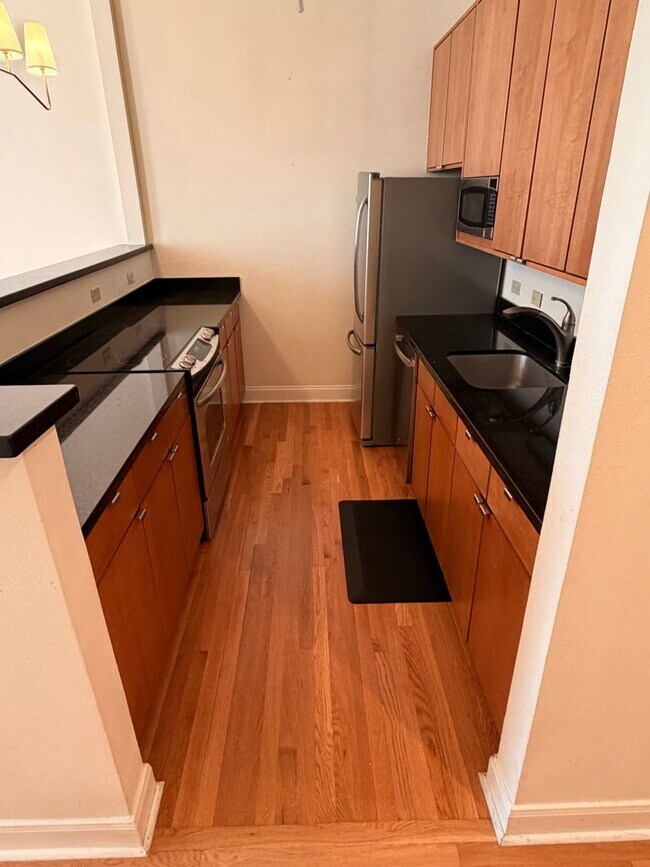 Building Photo - 1BD/1BA Condo in Warehouse District