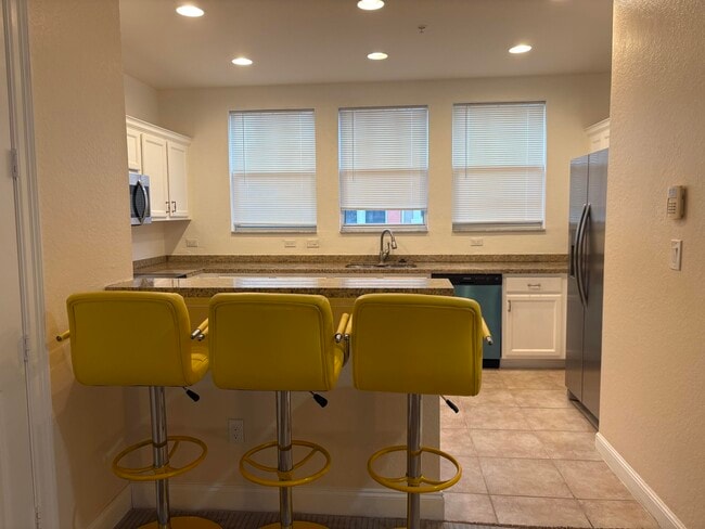 Building Photo - 833 Millbrae Ct