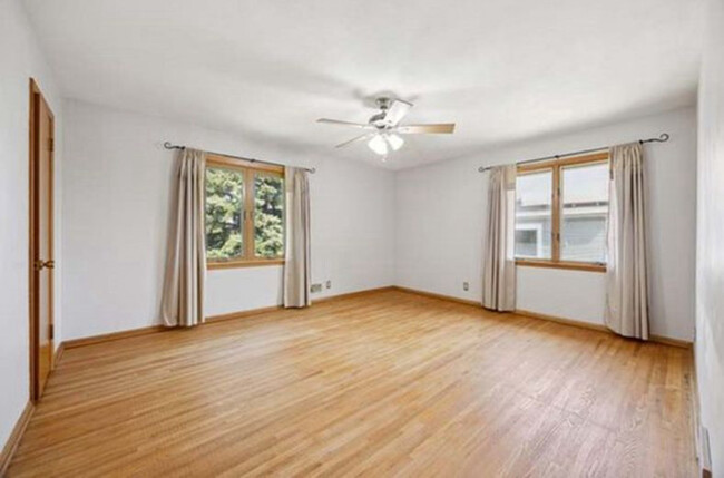 Second bedroom with lots of natural light - 5707 Goodrich Ave