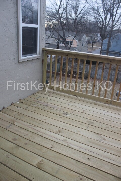 Building Photo - 8016 Holmes Rd