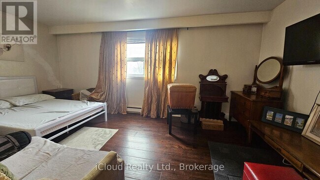 Photo du bâtiment - 1847 Lawrence Ave E