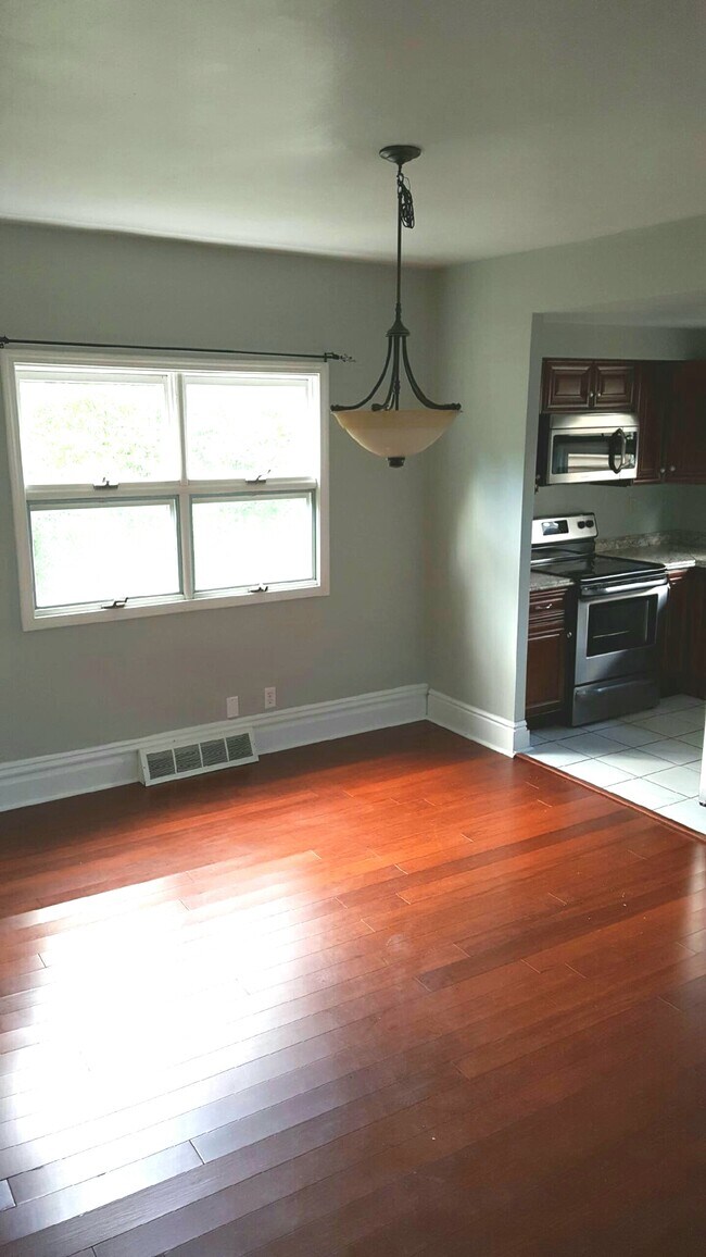 Comedor - 49 Sterling St