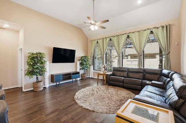 Foto del edificio - 2239 Plum Creek Dr