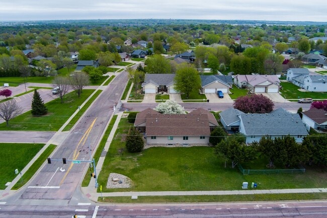 Building Photo - 3 Bed 2 Bath Twin Home For Rent!