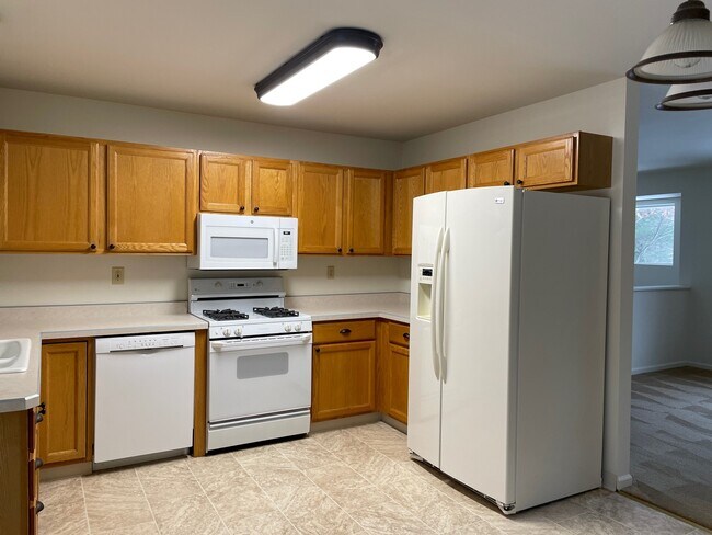 Building Photo - 33 Larkspur Dr