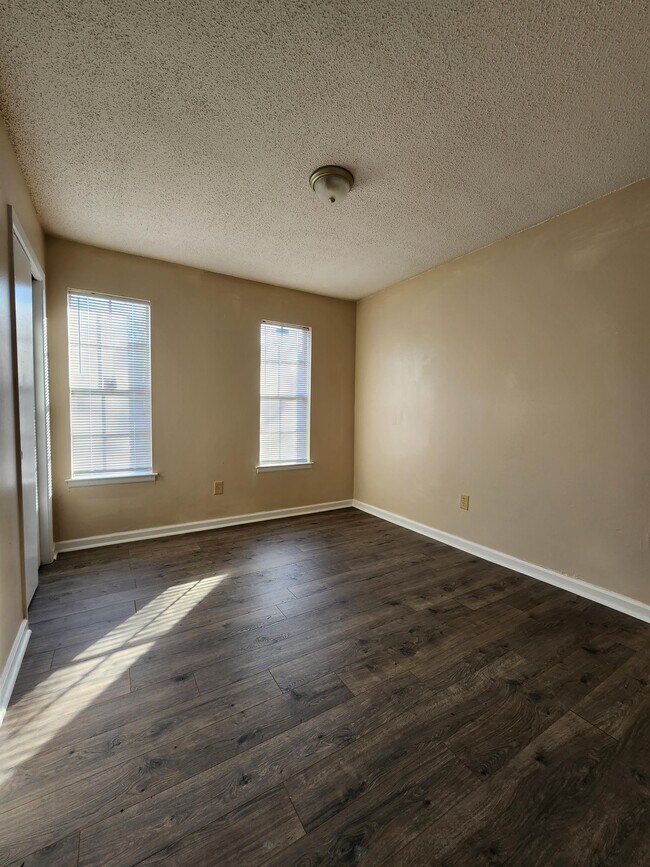 Building Photo - 2201 Shadowwood Cir