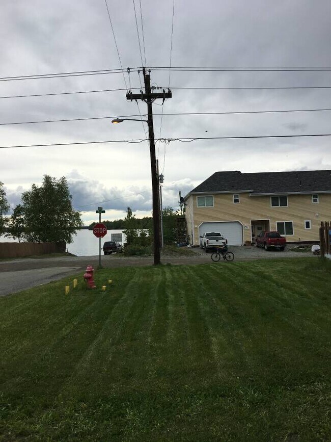 Césped triplex, lago al fondo. - 161 E Susitna Ave