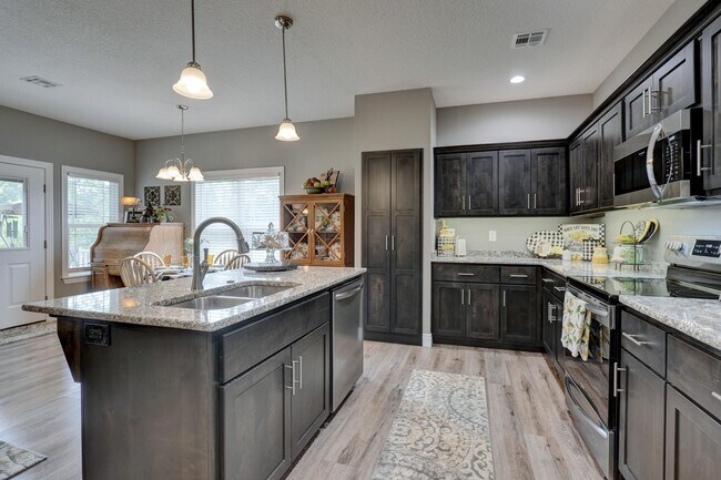 Foto del edificio - 617-623 Applewood Ln.