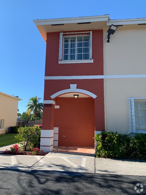 Building Photo - 18616 SW 100th Ave