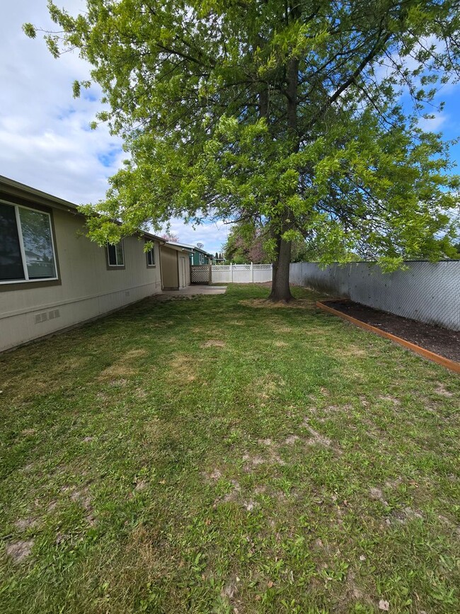 Building Photo - Pet Friendly 3bed : 2bath home w/ Garage