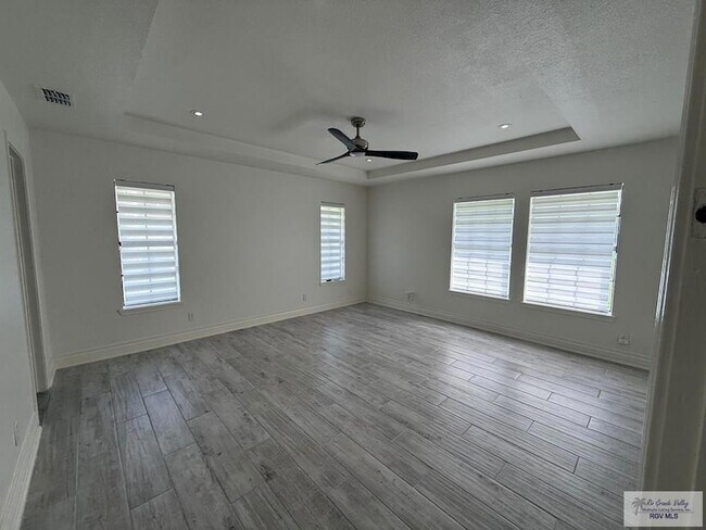 Foto del edificio - 48 Pizarro Ave