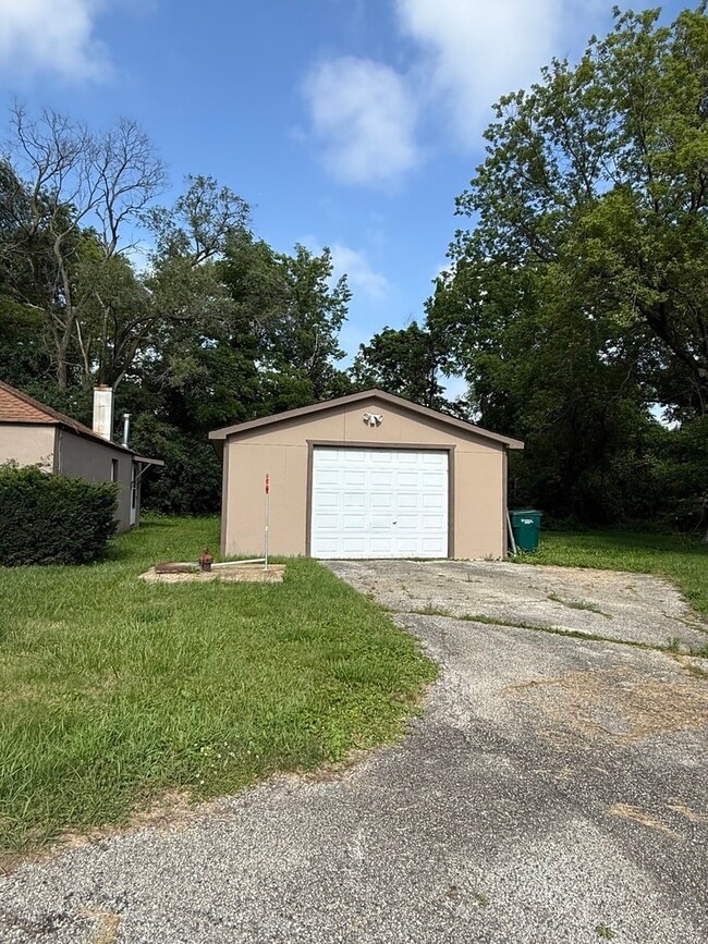Building Photo - 39096 N Evergreen Ave