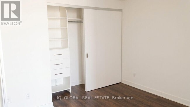 Building Photo - 210 Simcoe St