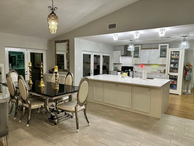 Building Photo - 5010 Woodstone Cir N