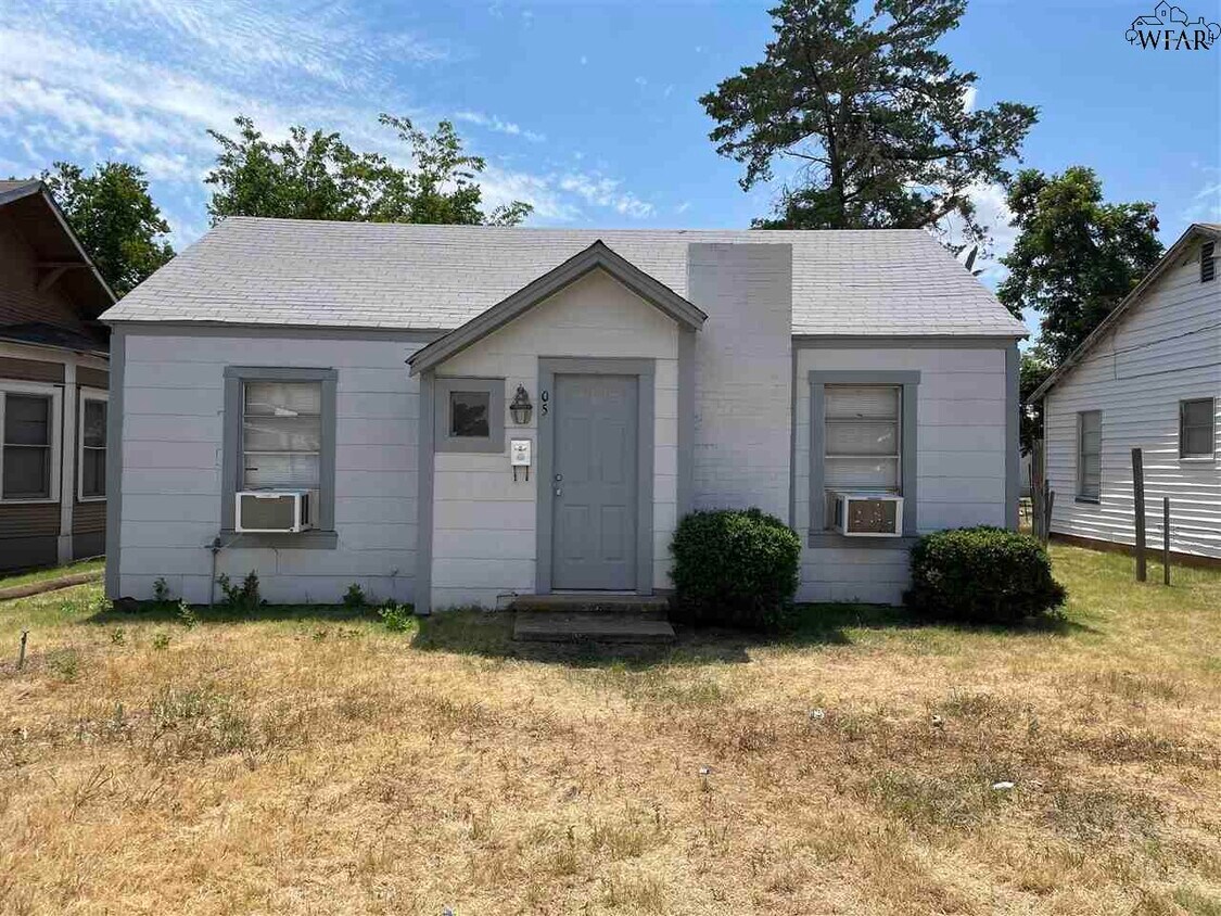 Primary Photo - 105 N Ave C
