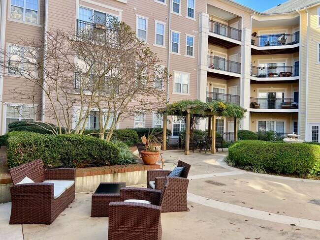 Foto del edificio - Available April 15th 2BD/2BA Condo on Granby! Gated Garage Parking with 2 Reserved Spots!! Balcony!