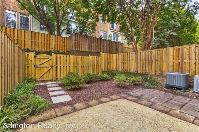 Foto del edificio - 4 br, 4 bath House - 1586 N. Colonial Terrace